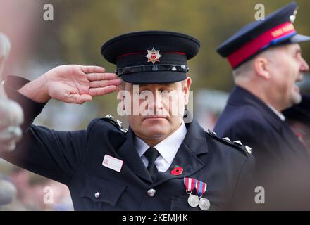 Eastbourne, East Sussex, Royaume-Uni. 13th novembre 2022. Les habitants de la ville côtière d'Eastbourne se rassemblent au mémorial de guerre des villes avant d'observer 2 minutes de silence à la mémoire des morts de guerre des nations. Credit: Newspics UK South/Alamy Live News Banque D'Images