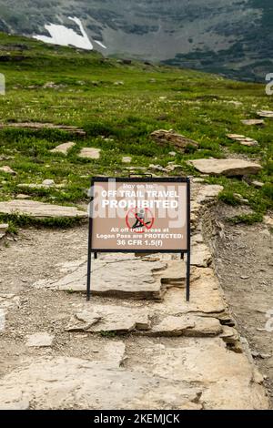 Restez sur le panneau Trail le long de Logan Pass Trail dans le parc national de Glacier Banque D'Images