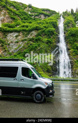 Airstream Interstate 24X 4WD campervan; Bridal Veil Falls; Thompson Pass; Richardson Highway; Alaska; ÉTATS-UNIS Banque D'Images