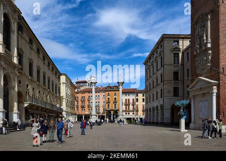 Vicenza, Vénétie, Italie - 25 avril 2022: Les touristes se promènent sur la Piazza dei Signori à Vicenza, en arrière-plan deux anciennes colonnes, la colonne du Re Banque D'Images