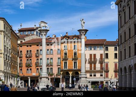 Vicenza, Vénétie, Italie - 25 avril 2022: Les touristes se promènent sur la Piazza dei Signori à Vicenza, en arrière-plan deux anciennes colonnes, la colonne du Re Banque D'Images