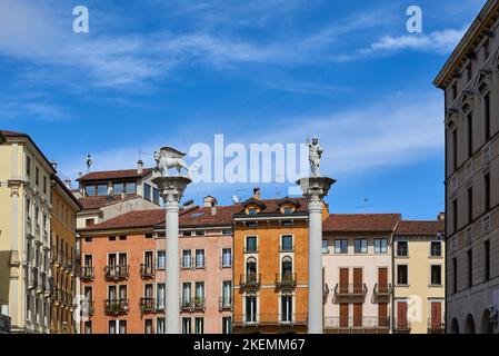 Vicenza, Vénétie, Italie - 25 avril 2022 : deux anciennes colonnes de la Piazza dei Signori à Vicenza, la colonne du Rédempteur et la colonne du Lion Banque D'Images