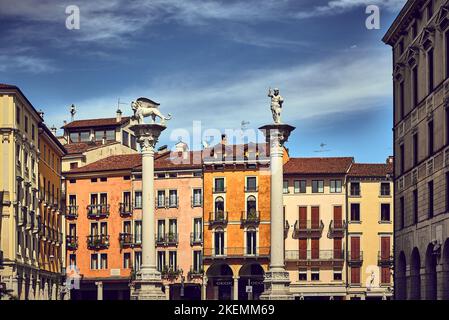 Vicenza, Vénétie, Italie - 25 avril 2022 : deux anciennes colonnes de la Piazza dei Signori à Vicenza, la colonne du Rédempteur et la colonne du Lion Banque D'Images