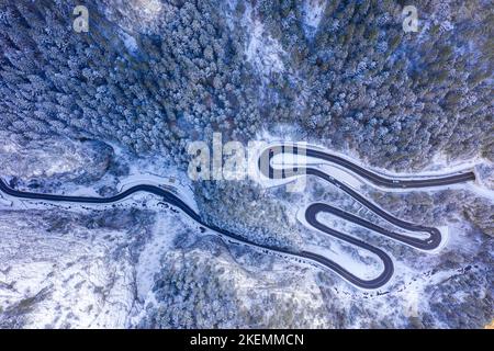 Vue au-dessus de la route sinueuse en hiver. Les Gorges de Bicaz sont un col étroit dans les Carpates roumains entre la Moldavie et la Transylvanie Banque D'Images