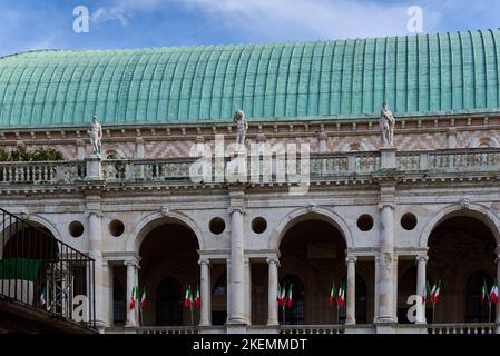 Vicenza, Vénétie, Italie - 25 avril 2022: Vue sur la célèbre basilique Palladiana (Palazzo della Ragione) avec drapeaux italiens situés à Piaz Banque D'Images