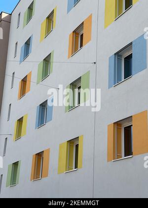 Vue à angle bas de nombreuses fenêtres colorées d'un bâtiment résidentiel Banque D'Images