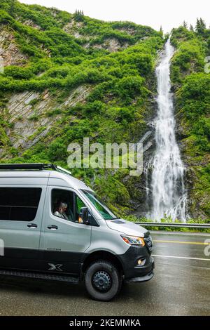 Airstream Interstate 24X 4WD campervan; Bridal Veil Falls; Thompson Pass; Richardson Highway; Alaska; ÉTATS-UNIS Banque D'Images