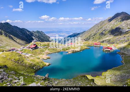 Le lac de Balea et la route de Transfagarasan sont des points de repère bien connus dans les Carpates roumains, vue aérienne d'été Banque D'Images