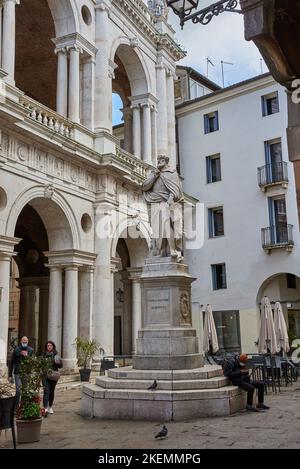 Vicenza, Vénétie, Italie - 25 avril 2022: Les touristes se promènent près de la statue d'Andrea Palladio, Piazza dei Signori Banque D'Images