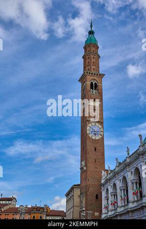 Tour de l'horloge de la célèbre Basilique Palladiana (Palazzo della Ragione) avec des drapeaux italiens situés sur la Piazza Dei Signori à Vicenza, Vénétie, Banque D'Images