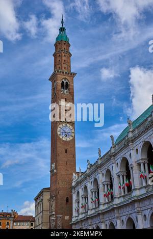 Tour de l'horloge de la célèbre Basilique Palladiana (Palazzo della Ragione) avec des drapeaux italiens situés sur la Piazza Dei Signori à Vicenza, Vénétie, Banque D'Images