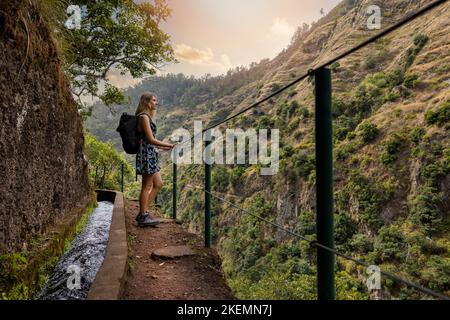 Nature de l'île de Madère. Femme bénéficiant d'un paysage magnifique sur le sentier de montagne de levada. Portugal Banque D'Images