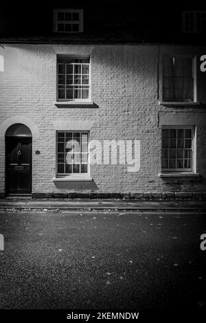 Bridport la nuit, St Michael's Lane, une nuit d'automne. Calme et atmosphère. Photographie de nuit. Photographie en noir et blanc. Banque D'Images