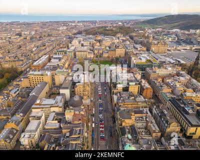 Vue aérienne de George Street dans la nouvelle ville d'Édimbourg, un site classé au patrimoine mondial de l'UNESCO, Écosse, Royaume-Uni Banque D'Images