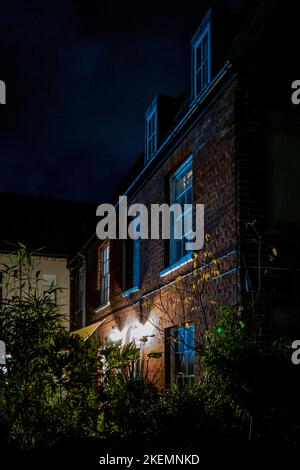 Bridport la nuit, maison sur cour pendant une nuit d'automne. Calme et atmosphère. Photographie de nuit. Banque D'Images