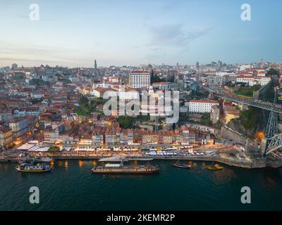 Vue aérienne de Porto, Gaia, Ribeira et Douro au coucher du soleil Banque D'Images