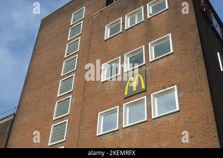 13th novembre 2022, Swansea, pays de Galles, Royaume-Uni. McDonalds sur Oxford Street. Banque D'Images