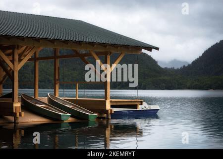 Lac d'Alpsee à Schwangau, près du château de Neuschwanstein à Fussen, célèbre monument de Bavière, Allemagne. Vue depuis le rivage avec barques et p Banque D'Images