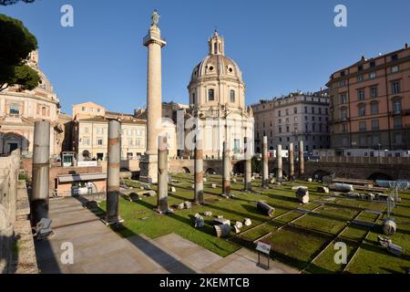 Italie, Rome, Forum de Trajan, Basilique Ulpia et colonne de Trajan Banque D'Images