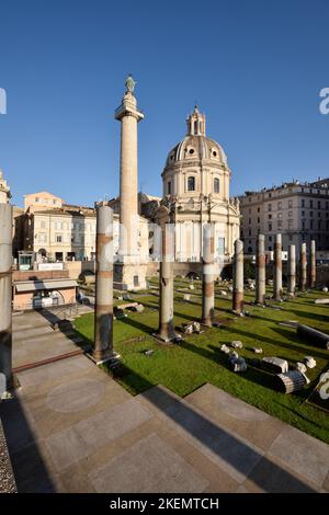 Italie, Rome, Forum de Trajan, Basilique Ulpia et colonne de Trajan Banque D'Images