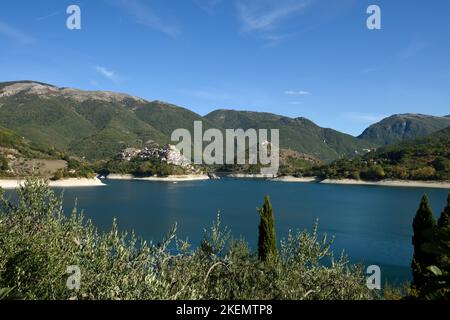 Italie, Latium, lac Turano, Castel di Tora Banque D'Images