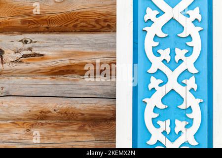 Vieux éléments de décoration en bois sur le mur de la maison rurale. Ornements de tatar. Kazan, Russie Banque D'Images