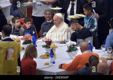 Etat de la Cité du Vatican, Vatikanstadt. 13th novembre 2022. Le pape François lors d'un déjeuner avec des pauvres, sans abri et des migrants à Aula Paolo VI, dans la Cité du Vatican, Vatican.on 13 novembre 2022 Credit: dpa/Alamy Live News Banque D'Images