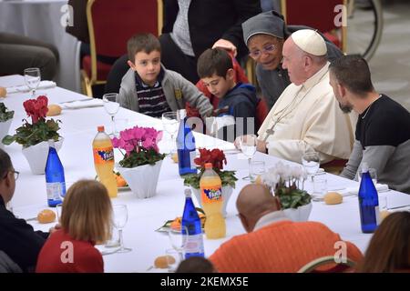 Etat de la Cité du Vatican, Vatikanstadt. 13th novembre 2022. Le pape François lors d'un déjeuner avec des pauvres, sans abri et des migrants à Aula Paolo VI, dans la Cité du Vatican, Vatican.on 13 novembre 2022 Credit: dpa/Alamy Live News Banque D'Images