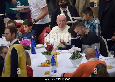 Etat de la Cité du Vatican, Vatikanstadt. 13th novembre 2022. Le pape François lors d'un déjeuner avec des pauvres, sans abri et des migrants à Aula Paolo VI, dans la Cité du Vatican, Vatican.on 13 novembre 2022 Credit: dpa/Alamy Live News Banque D'Images