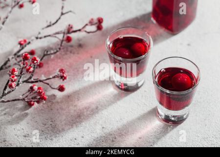 Deux verres de liqueur de cerise sur fond blanc Banque D'Images
