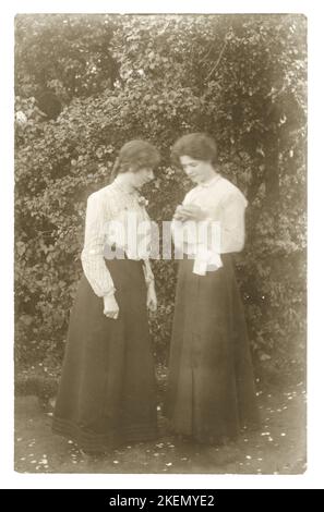 Photo amateur originale de carte postale de WW1 ans de 2 jeunes femmes, regardant une image rose et fantomatique, vers 1914, Royaume-Uni Banque D'Images