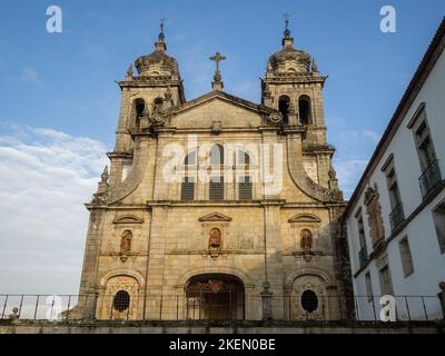 Façade de l'église de Mosteiro de São Martinho de Tibães Banque D'Images