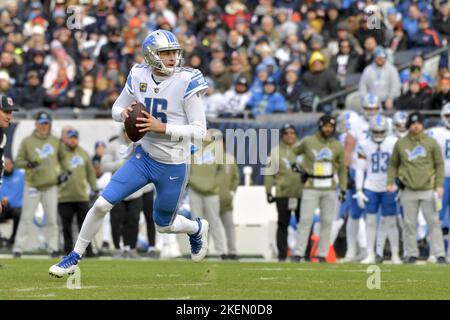 Chicago, États-Unis. 13th novembre 2022. Jared Goff (16), le quarterback des Lions de Détroit, cherche un receveur ouvert contre les ours de Chicago au Soldier Field de Chicago dimanche, 13 novembre 2022. Photo par Mark Black/UPI crédit: UPI/Alay Live News Banque D'Images