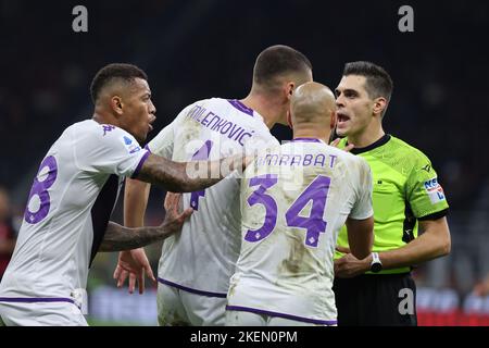 Milan, Italie. 13th novembre 2022. Nikola Milenkovic de l'ACF Fiorentina discute avec l'arbitre Simone Sozza lors de la série Un match de football 2022/23 entre l'AC Milan et l'ACF Fiorentina au stade Giuseppe Meazza, Milan, Italie sur 13 novembre 2022 Credit: Agence de photo indépendante/Alay Live News Banque D'Images