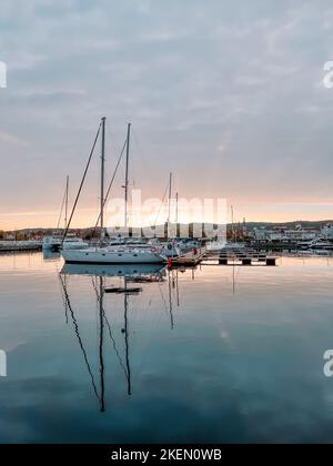 Beau coucher de soleil clair dans le port de mer avec yachts amarrés. Belle ville de pêche avec Sail Boats. Sopot, Pologne Banque D'Images