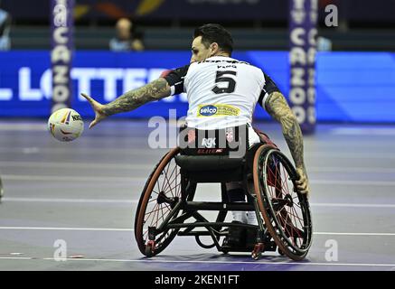 Sheffield, Royaume-Uni. 13th novembre 2022. Coupe du monde de rugby 2021. Angleterre V pays de Galles. EIS. Sheffield. Lewis King (Angleterre) passe à l'envers lors du match de demi-finale de la coupe du monde de rugby en fauteuil roulant de l'Angleterre V Wales. Credit: Sport en images/Alamy Live News Banque D'Images