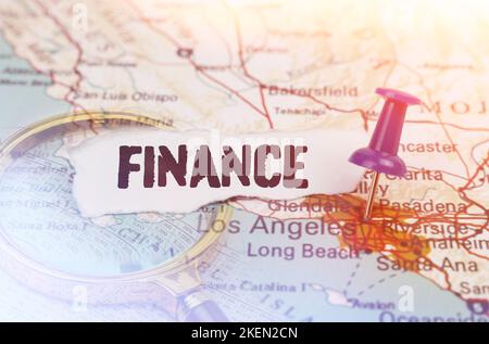 Concept d'entreprise et d'industrie. Sur la carte, indiquée par le bouton Los Angeles, se trouve à côté une loupe et un morceau de papier avec l'inscr Banque D'Images