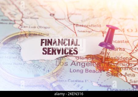 Concept d'entreprise et d'industrie. Sur la carte, indiquée par le bouton Los Angeles, se trouve à côté une loupe et un morceau de papier avec l'inscr Banque D'Images