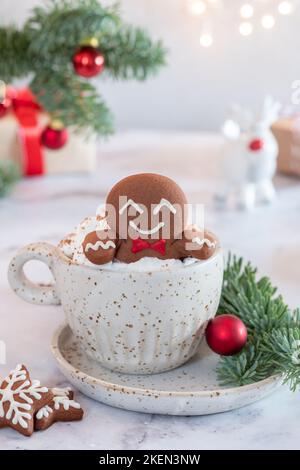 Biscuit au pain d'épice dans un chocolat chaud. Banque D'Images