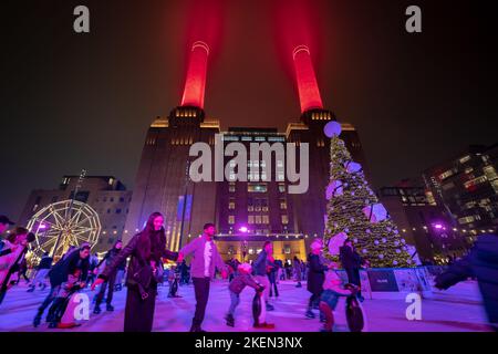 Londres, Royaume-Uni. 13th novembre 2022. Station d'alimentation Battersea Ice Rink. En cours d'exécution jusqu'au 8th janvier 2023, une grande patinoire extérieure « Glide » située à l'extérieur de la centrale électrique et à côté de la rivière vous permet de profiter des fêtes de Noël avec un éclairage éclatant. Credit: Guy Corbishley/Alamy Live News Banque D'Images