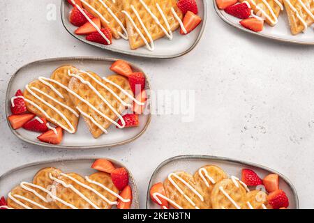 Gaufres belges en forme de coeur avec fraises Banque D'Images