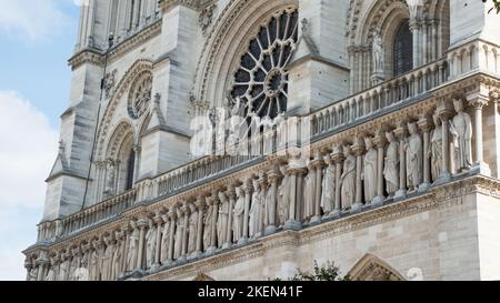 Gros plan de la façade de notre Dame, à Paris. En cours de réparation en raison d'un incendie Banque D'Images