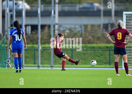 Cardiff, Royaume-Uni. 13th novembre 2022. Erin Murray de Cardiff met WFC marque le premier but de son côté - obligatoire crédit en ligne: Ashley Crowden/Alay Live News Banque D'Images