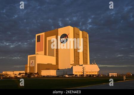 Kennedy Space Center, États-Unis. 13th novembre 2022. Le bâtiment historique de montage de véhicules reflète la première lumière de la journée au lever du soleil au Centre spatial Kennedy, en Floride, dimanche, à 13 novembre 2022. Photo de Joe Marino/UPI crédit: UPI/Alay Live News Banque D'Images