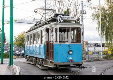 Tramway Heritage 342 sur la ligne 7N ou Djugårdslinjen dans le quartier de Djugården à Stockholm, en Suède Banque D'Images