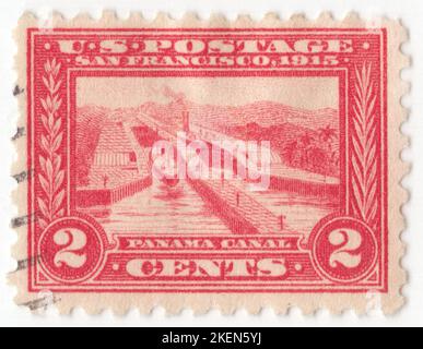 États-Unis - 1915 : timbre-poste de carmin de 2 cent représentant les écluses de Pedro Miguel, canal de Panama. Ouverture du canal de Panama inscrit 'SAN FRANCISCO 1915'. Les écluses du canal de Panama sont un système d'écluses qui lève les navires jusqu'à 26 mètres à l'élévation principale du canal de Panama et de nouveau vers le bas. Le canal d'origine avait un total de six marches (trois en haut, trois en bas) pour le passage d'un navire. La longueur totale des structures d'écluse, y compris les murs d'approche, est de plus de 3 km. Les écluses ont été l'un des plus grands travaux d'ingénierie jamais entrepris lorsqu'elles ont ouvert en 1914 le numéro de l'exposition internationale Panama-Pacifique Banque D'Images