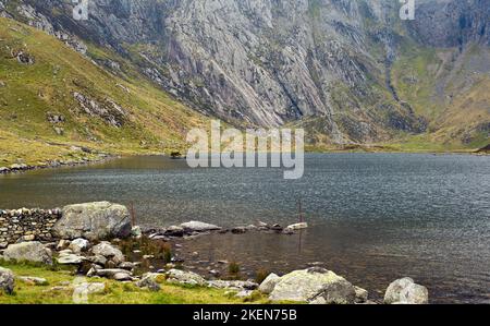 Llyn Idwal et Devils cuisine dans le parc national de Snowdonia Gwynedd au nord du Pays de Galles au Royaume-Uni, la fin du printemps. Banque D'Images