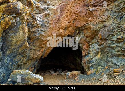 Formations rocheuses avec des roches texturées colorées à Parys Mountain (Mynydd Parys) est le site d'une grande mine de cuivre près d'Amlwch sur l'île d'Anglesey, NOR Banque D'Images