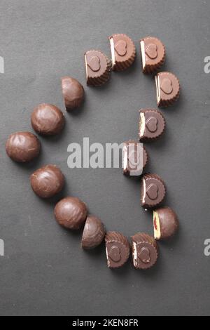 coeur de boîte au chocolat bonbons vue du dessus symbole coeur saint valentin saint valentin amour au chocolat. Banque D'Images