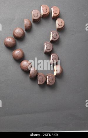 coeur de boîte au chocolat bonbons vue du dessus symbole coeur saint valentin saint valentin amour au chocolat. Banque D'Images